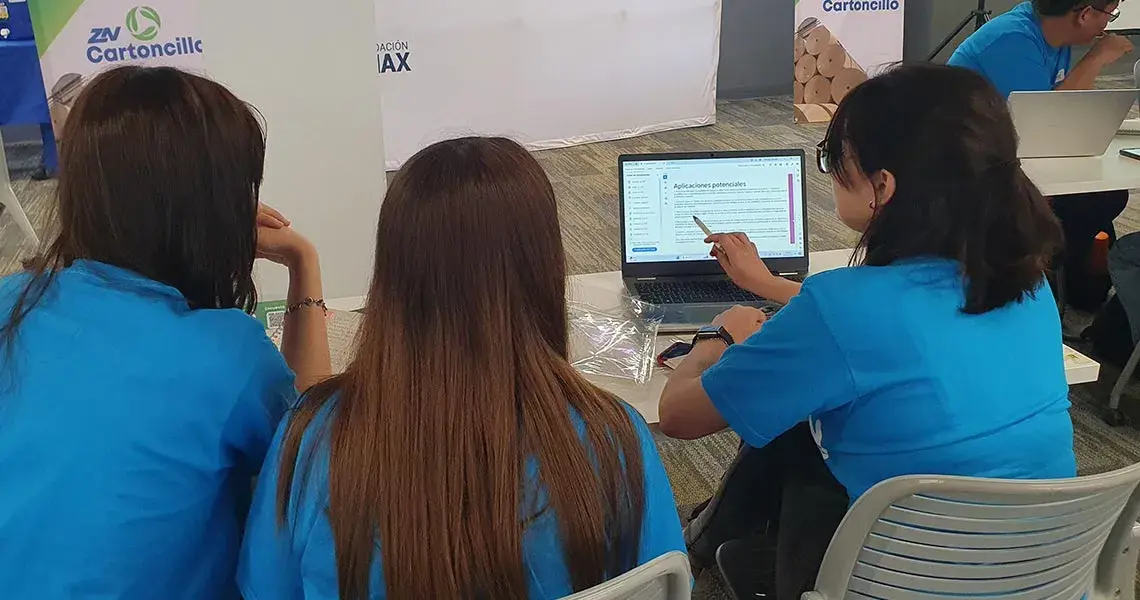 Universitarios participando en el PROMAX Challenge